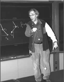 莱温正在演示两个连结在一起的钟摆的振荡运动 莱温正在演示两个连结在一起的钟摆的振荡运动