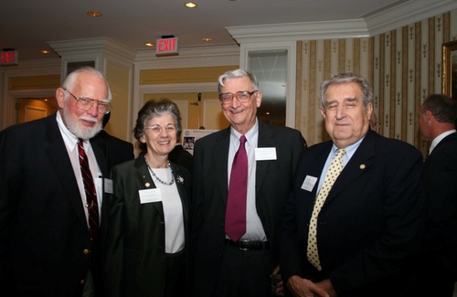 2005年美国第六届领航员奖颁奖典礼上,威尔逊(左起第3人)获得终身成就奖 2005年美国第六届领航员奖颁奖典礼上,威尔逊(左起第3人)获得终身成就奖