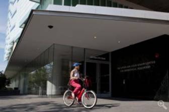 说明: Janet Rowley on bike